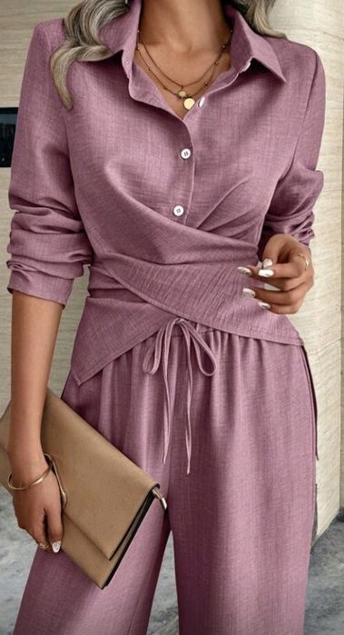 Lindíssimo elegante moderno conjunto  com pormenores na camisa  novo