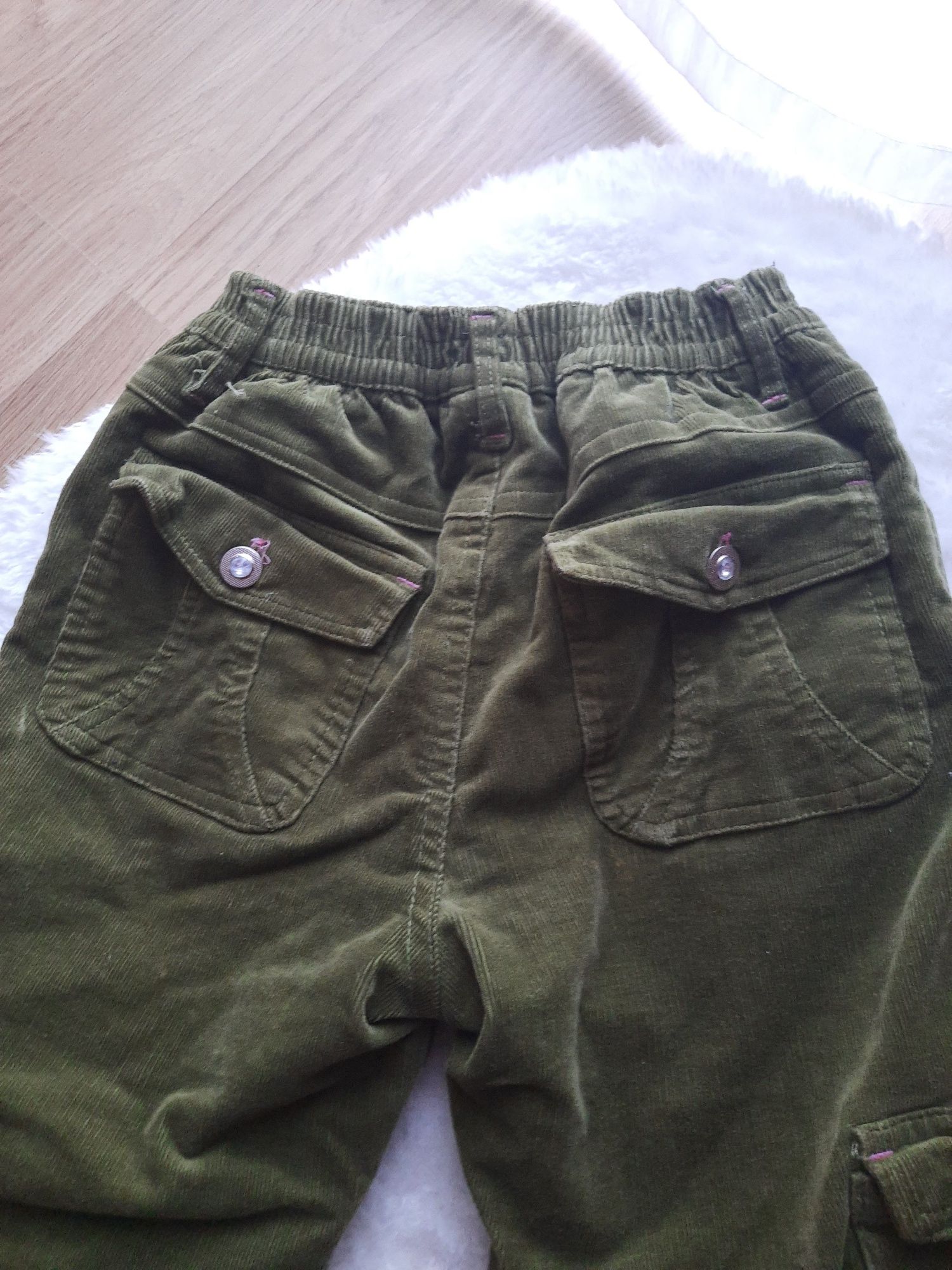Ocieplane zielone spodnie sztruksowe dziewczęce 122