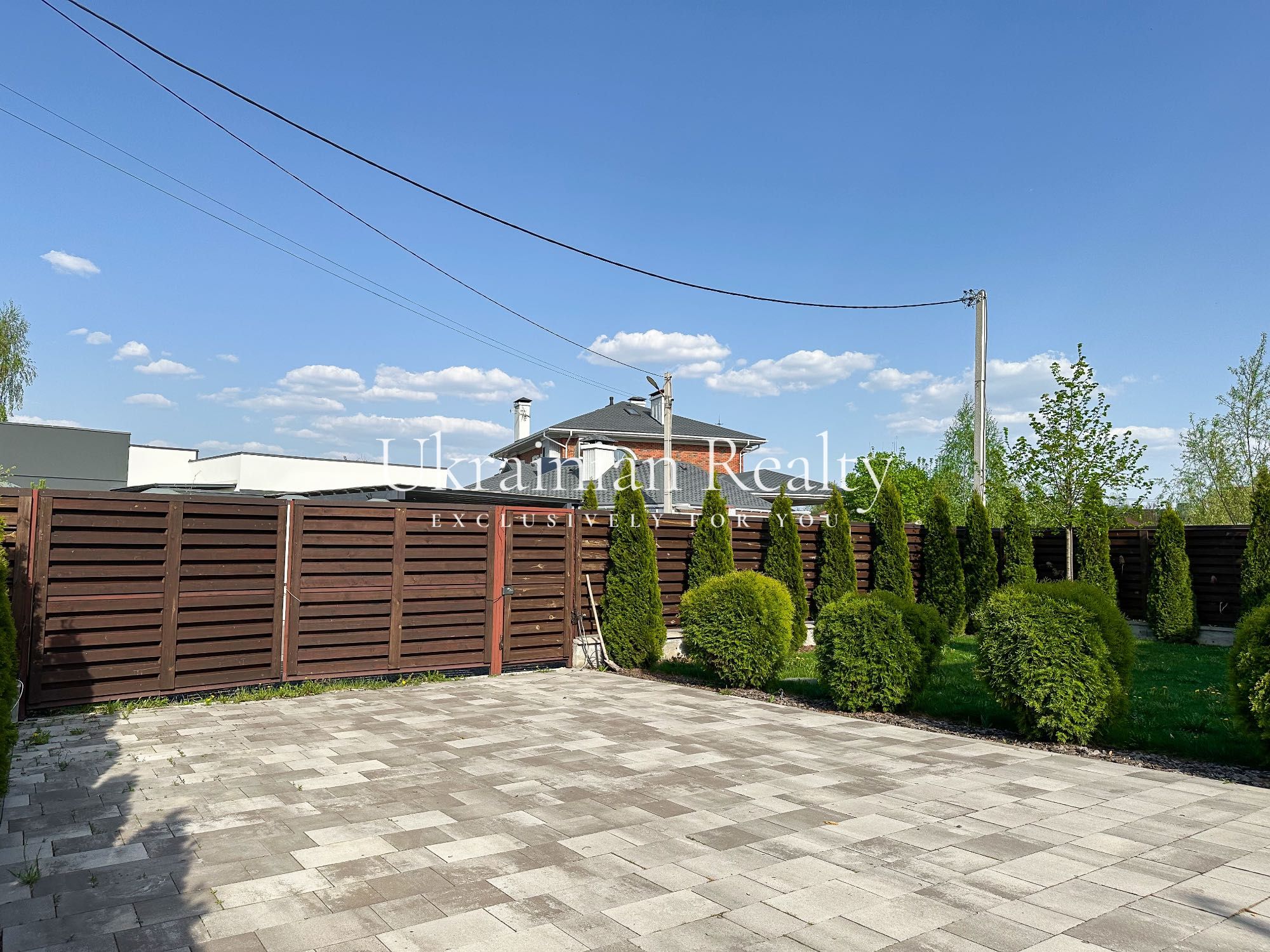 Продаж будинку з ландшафтним дизайном у Козині