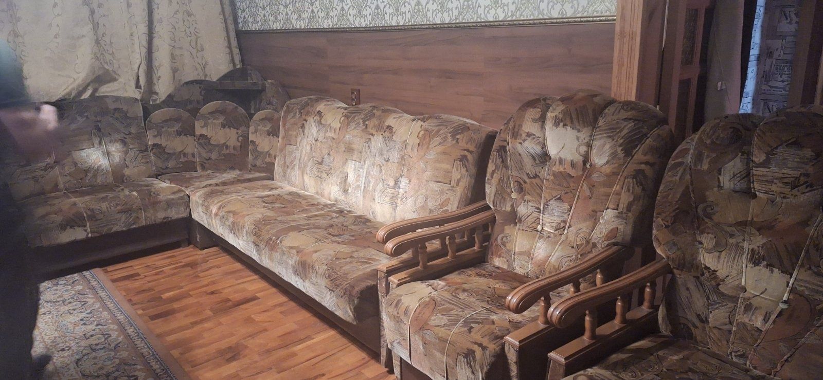 Продам угловой диван софа и два кресла