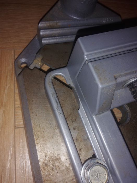 Wiertarka Bosch na statywie z imadłem