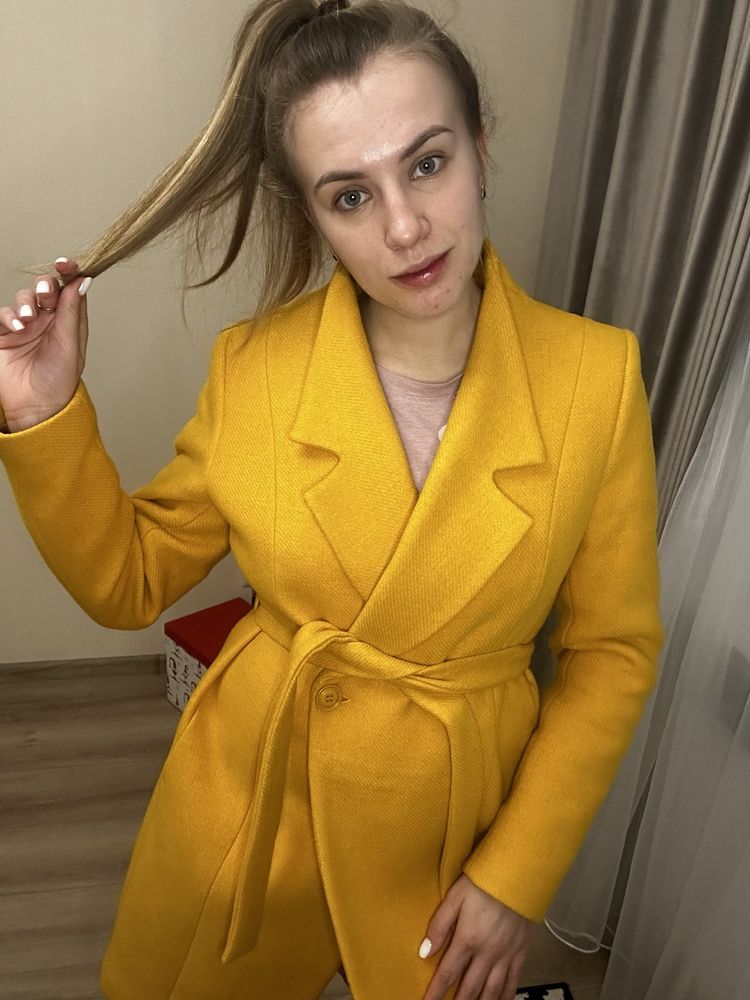 Жовте шерстяне  пальто  в ідеальному стані Relis fashion