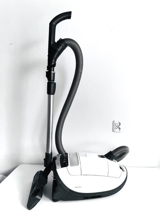 Odkurzacz firmy Miele Complete C3 allegry biały
