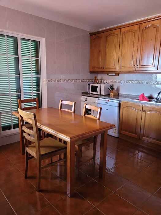 Mesa de cozinha com 4 cadeiras em muito bom estado