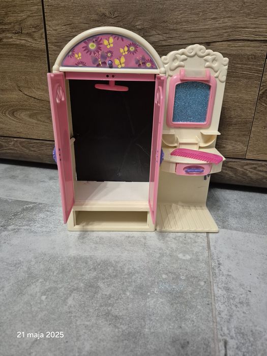 Szafa na ubrania dla lalek