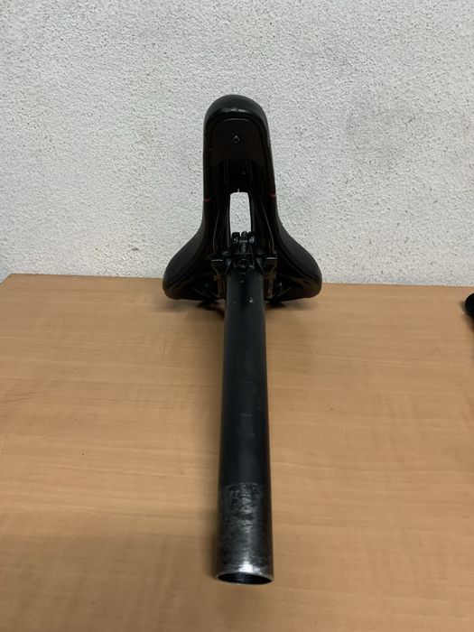 Banco VeAlen bastante confortável e almofadado, com espigão OnOff