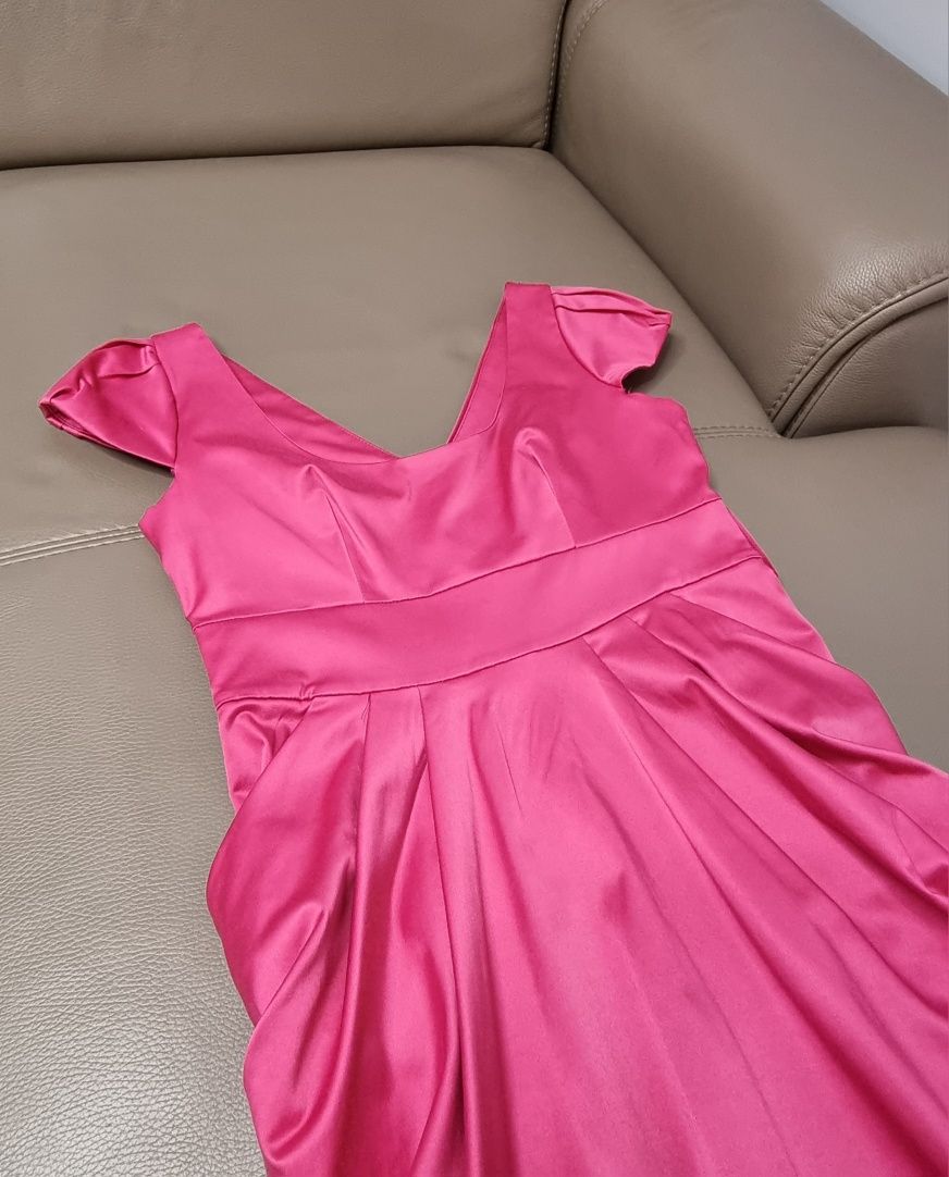 Ekstrawagancka sukienka w kolorze intensywnego różu