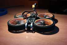 Dron FPV Diatone Taycan 3" 6S Analog, gogle Betafpv VR02