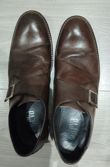 Sapatos de homem em pele