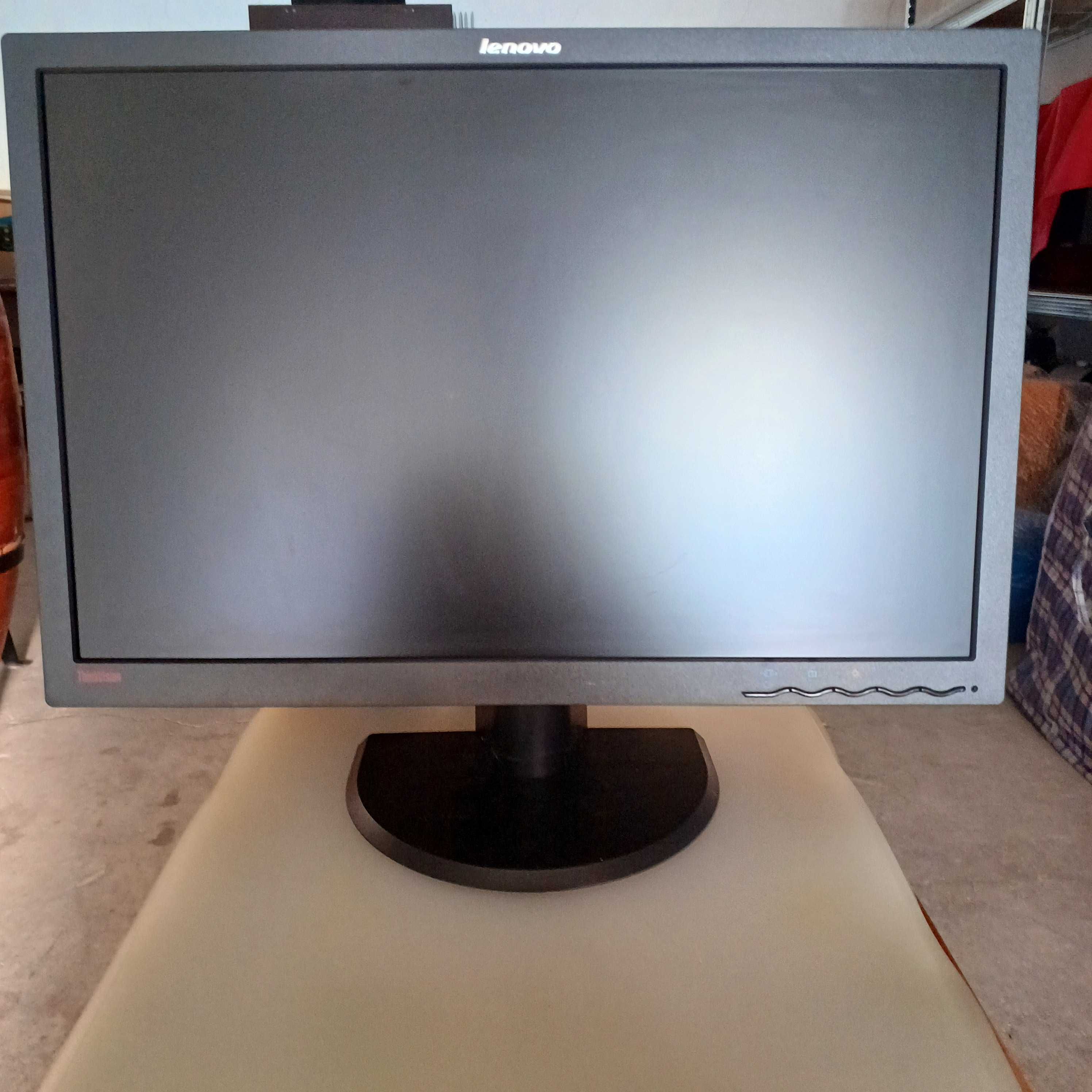 Monitor Lenovo de 24" LT2452pwC
