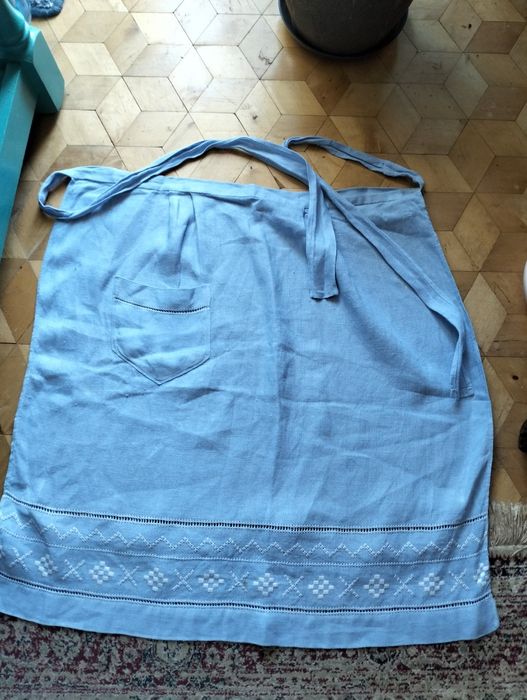 Haftowany, niebieski fartuszek z kieszonką : 51/65 x 63cm