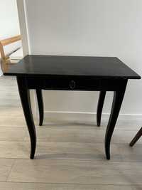 Bardzo stylowy czarny, drewniany stolik z szufladą
