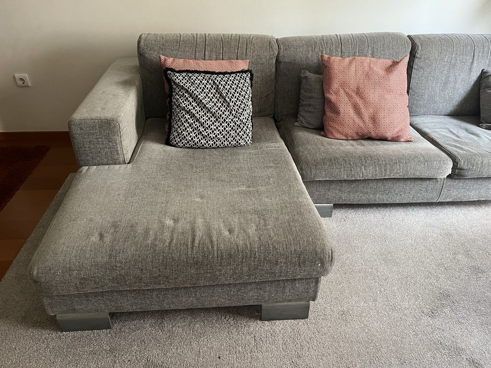 Sofá com chaiselongue, em tecido, cor cinzento