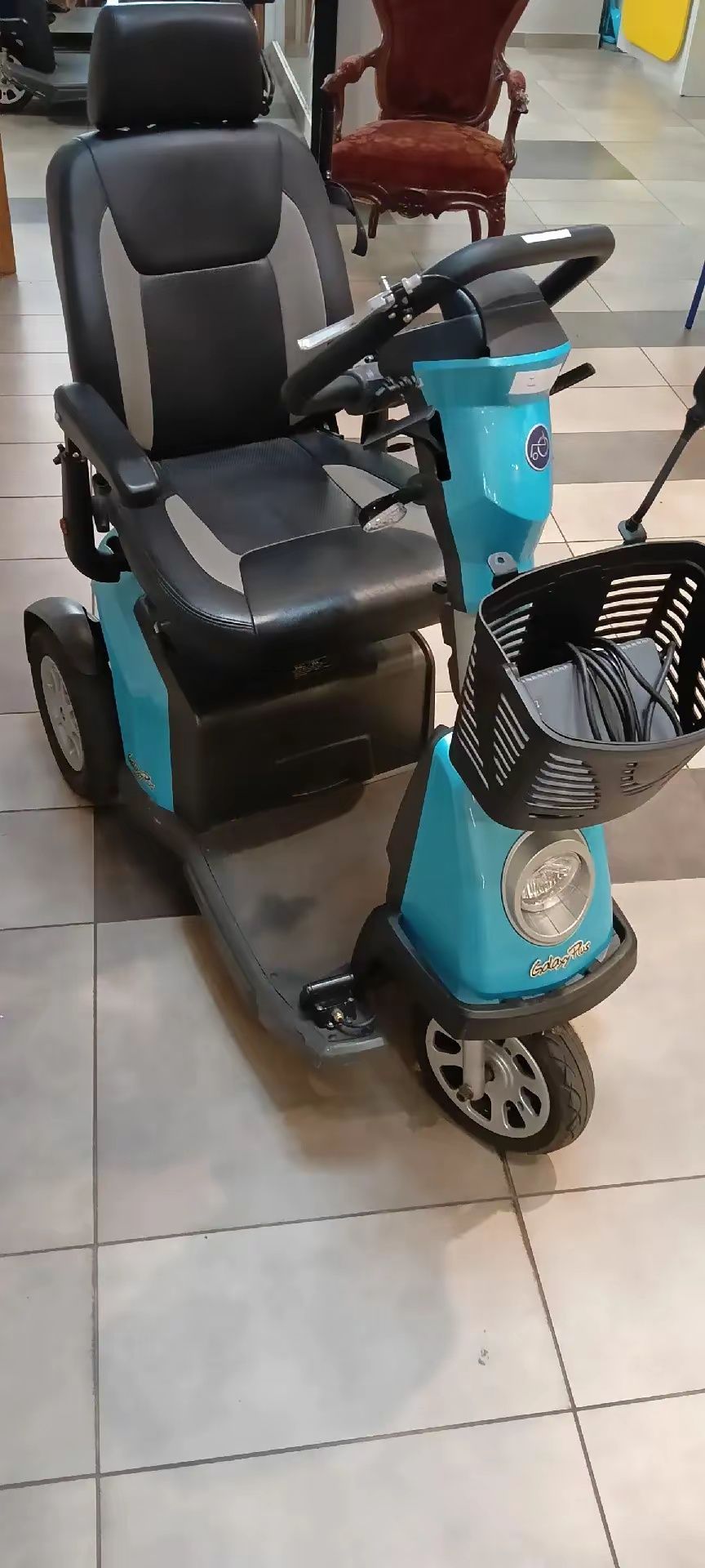 Skuter elektryczny dla seniora . Skuter inwalidzki akumulatorowy