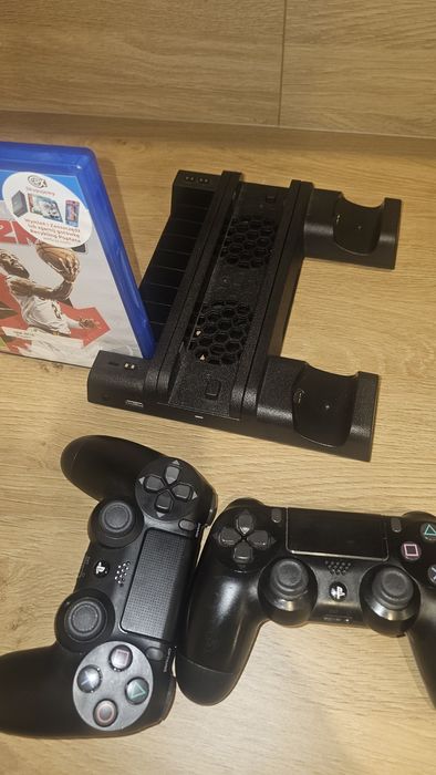 Playstation 4 slim z napedem 500 gb 2 pady gra stacja chłodząca