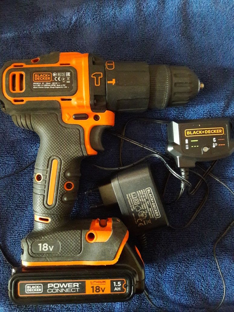 Aparafusadora Black e Decker com bateria e carregador