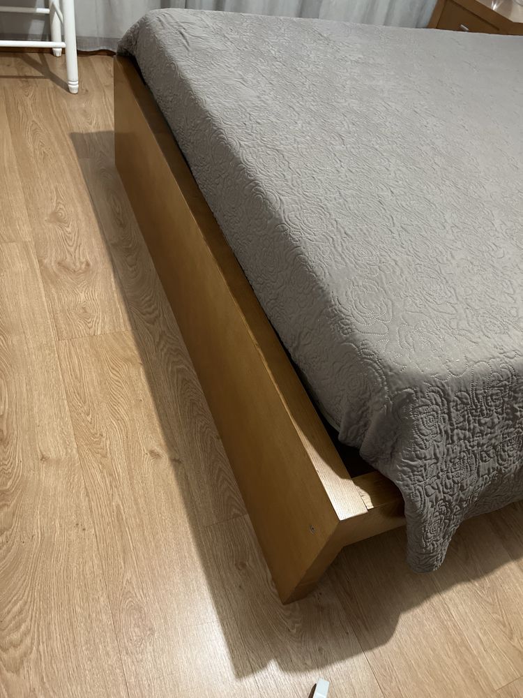 Cama de casal com estrado