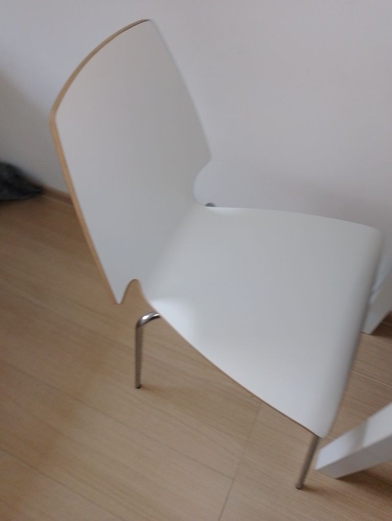 Stół i dwa krzesła