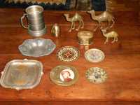 Diversas miniaturas e peças decorativas pousa chaves latao estanho