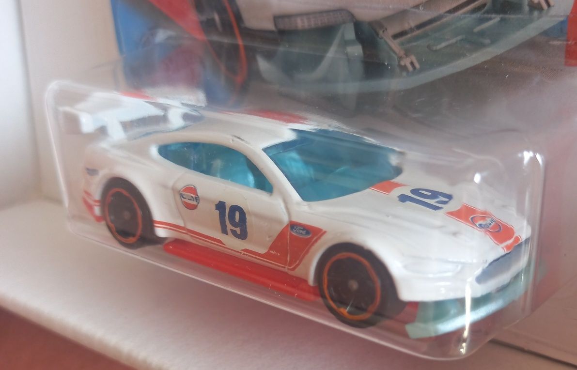 Conj 2 hot wheels custom 18 Ford Mustang GT