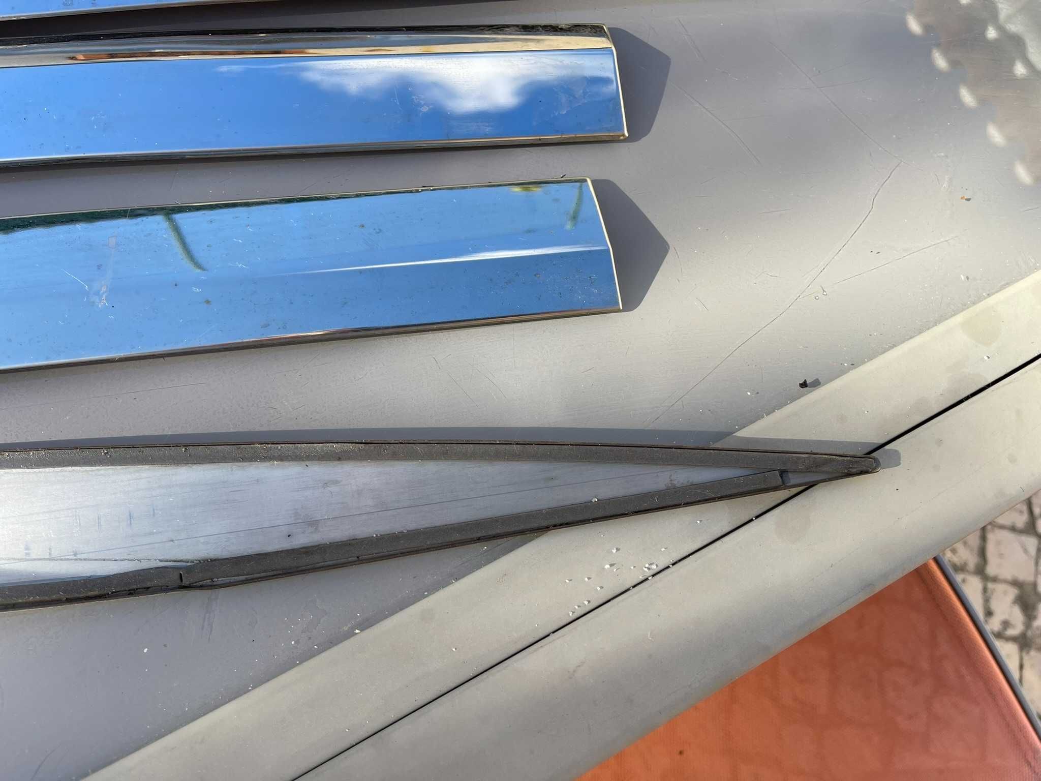 Acessórios cromados para carroçaria Peugeot 3008  bom estado.