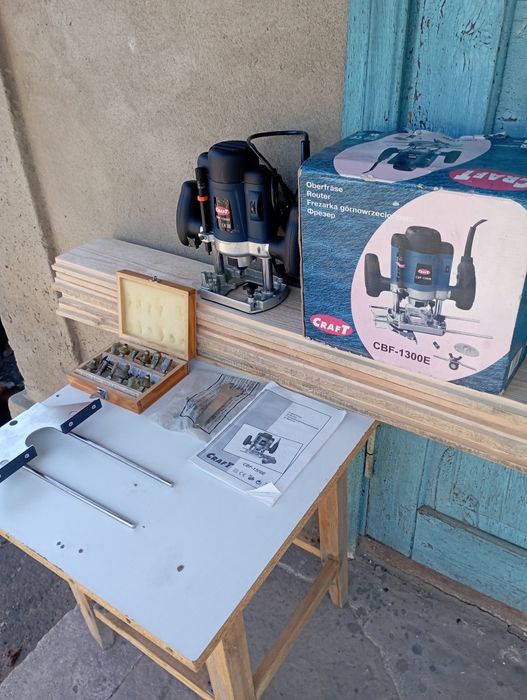 Фрезер по дереву з фрезами