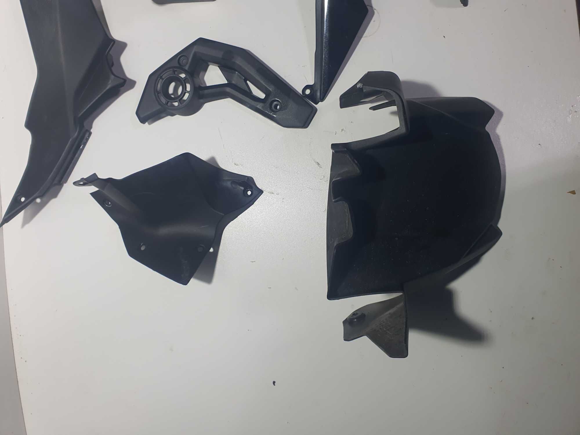 Kawasaki Z650 plastiki owiewki mocowania osłony lusterko ogon