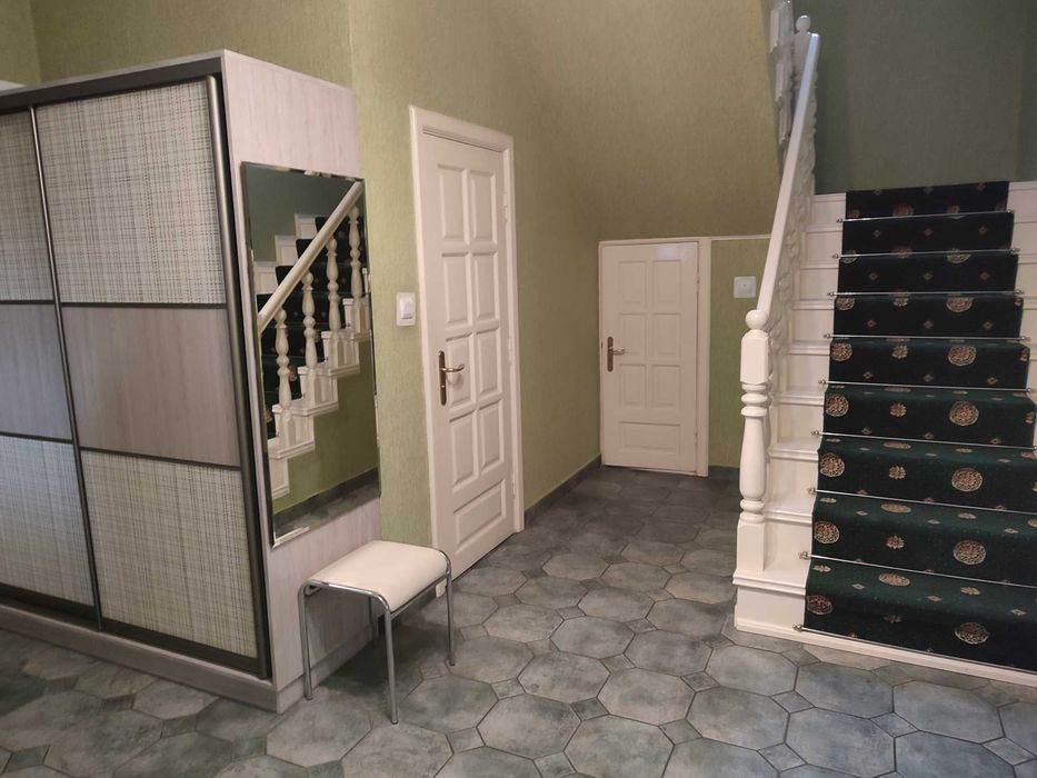Продається просторий будинок. Поруч центр. Цент.комун+гараж+тераса