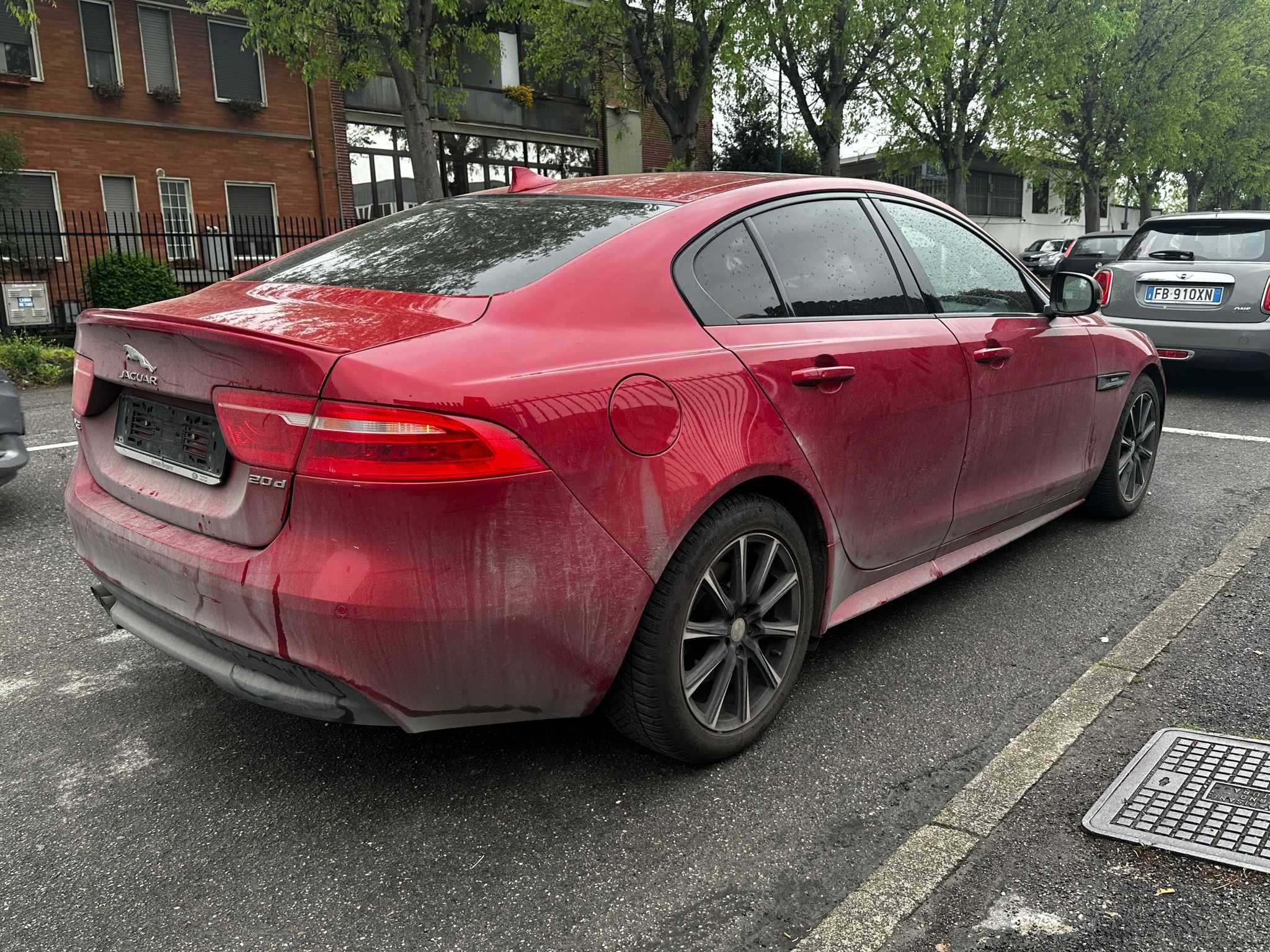 Jaguar XE 2.0d  Posiadam  inne  auta  z  włoch  całe  i uszkodzone