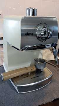 Máquina de Café Manual UFESA Cream