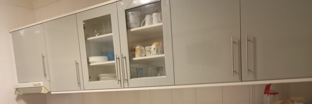 Cozinha com 11 armários com banca em granito, exaustor, lava loiça e t