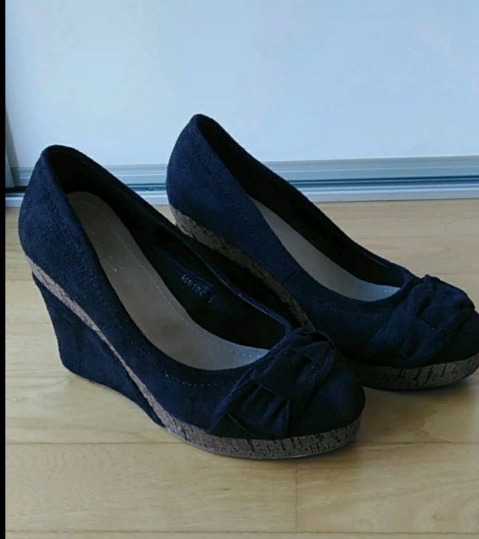 Czarne buty na koturnie