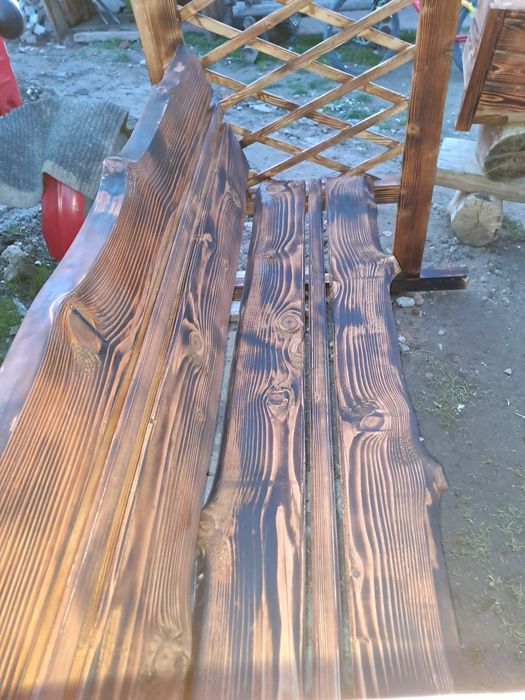 Pergole z ławkami. Stół ogrodowy z ławkami