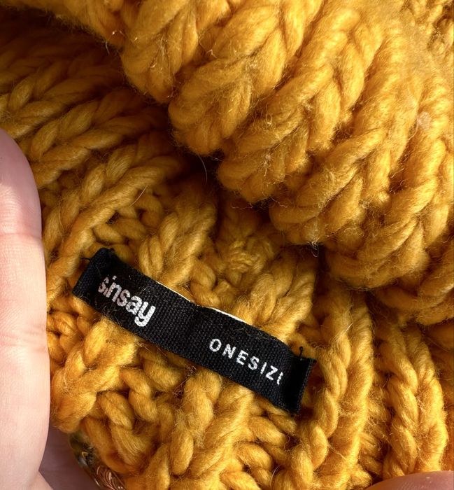 Czapka zimowa Sinsay musztardowa gruba wetniana z pomponem zółta