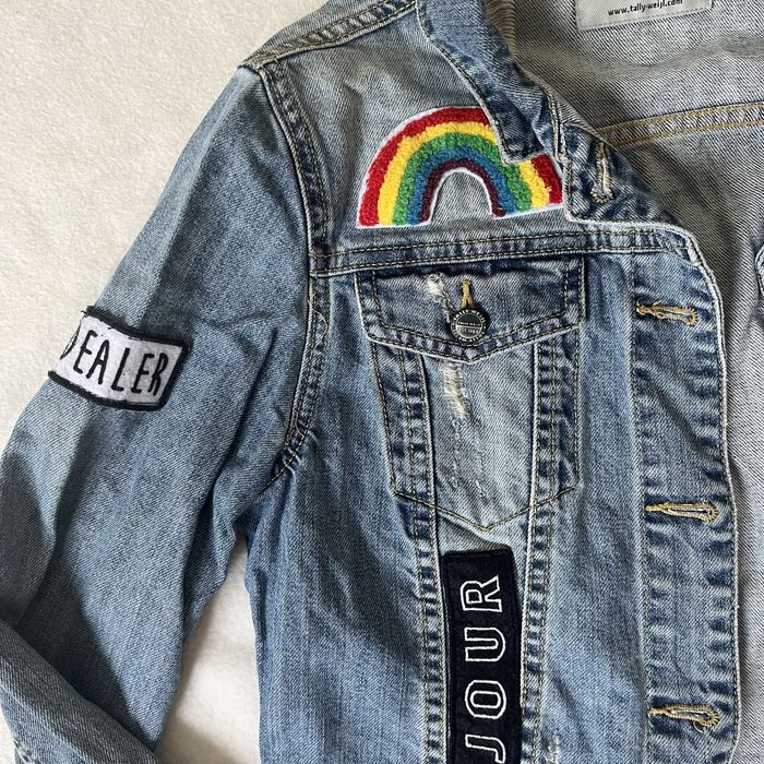 kurtka jeansowa z przetarciami i naszywkami