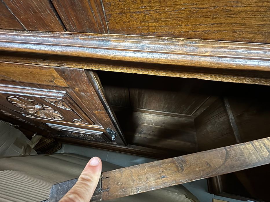 Bar em madeira antiga, com a madeira trabalhada