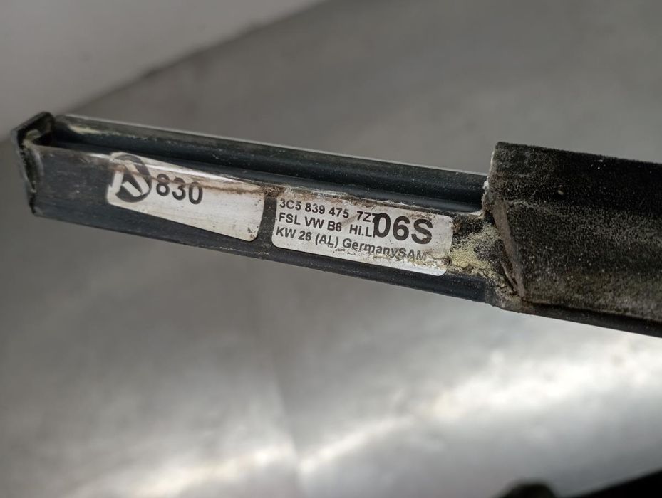 Raspador do vidro da porta trás esquerdo VOLKSWAGEN Passat (3G2, CB2)