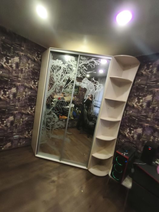 Шкаф угловой с зеркалом