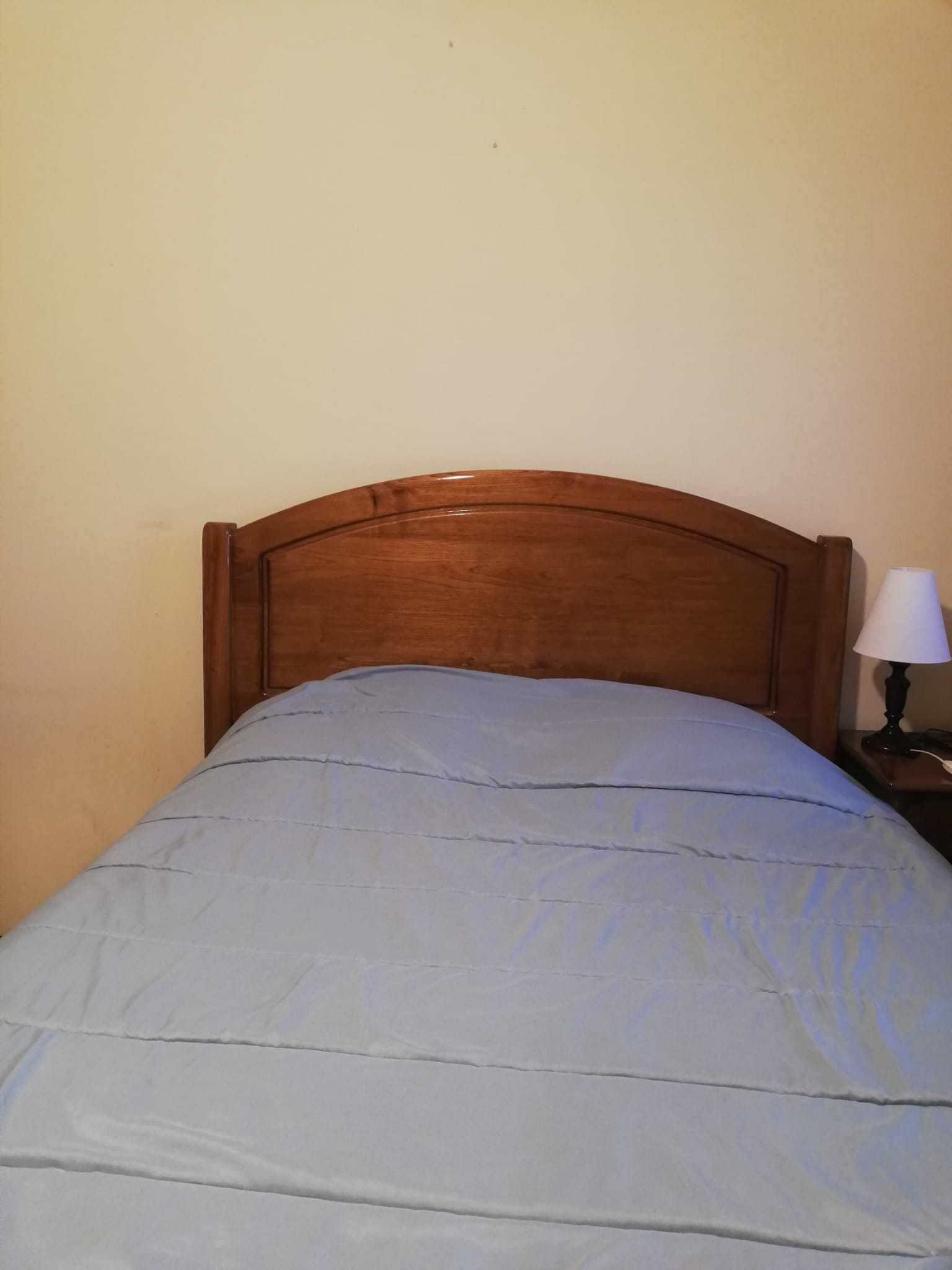 Cama, cómoda e mesas de cabeceira