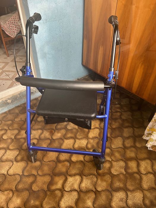 Balkonik 4 kołowy aluminiowy dla seniora z siedziskiem