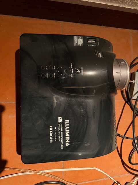 Projetor Hitachi PJ-TX300 – Full HD, HDMI, Excelente Estado