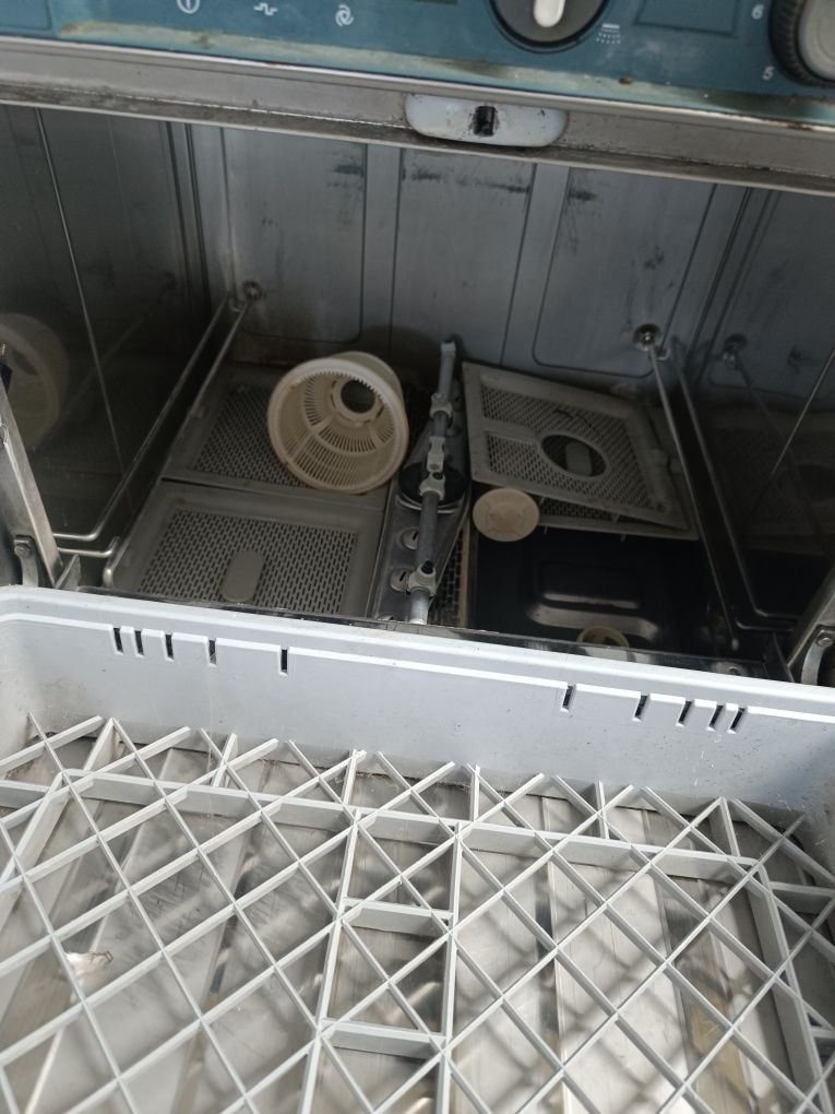 Máquina de lavar loiça para restauração