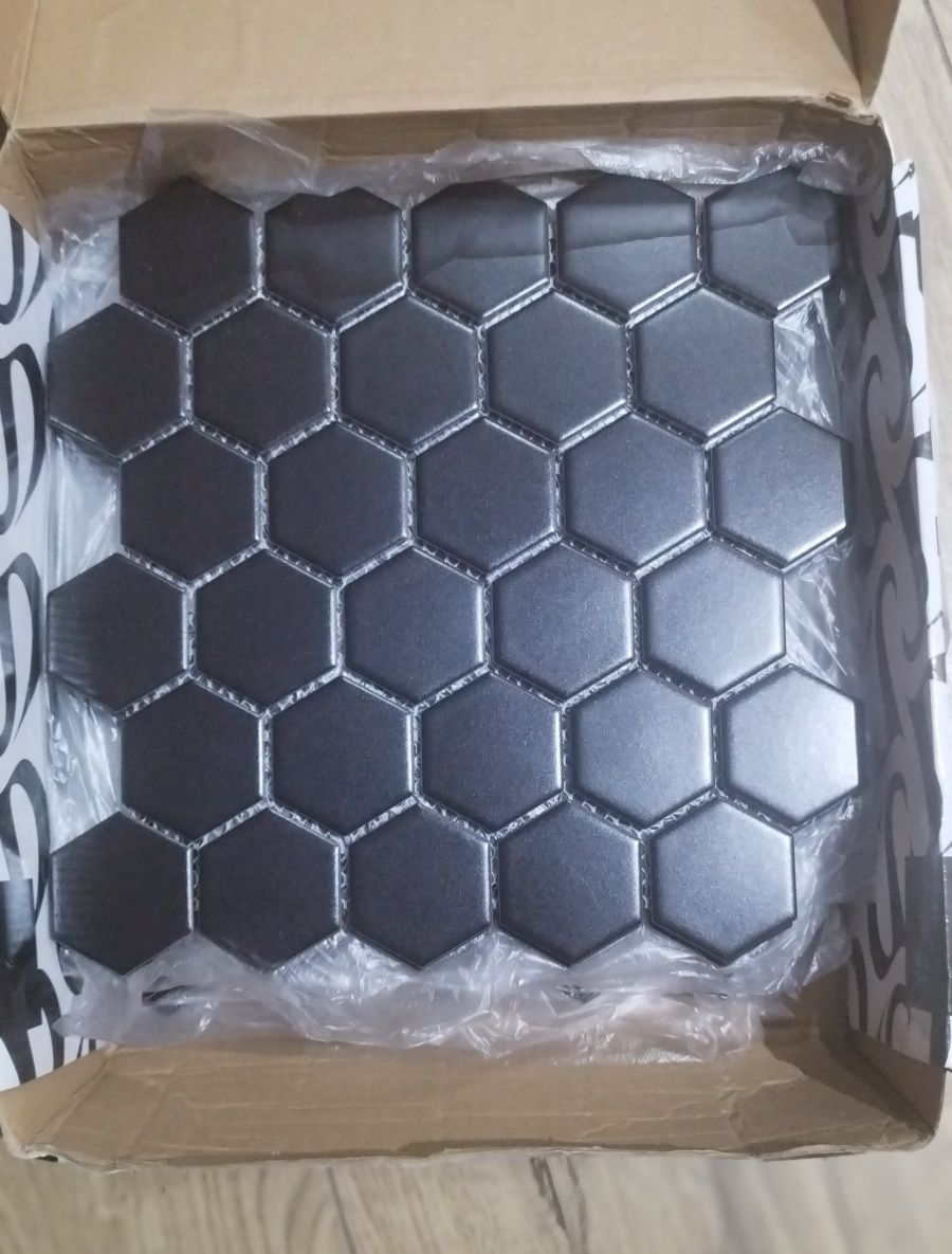 Czarne płytki ceramiczne w kształcie heksagonu