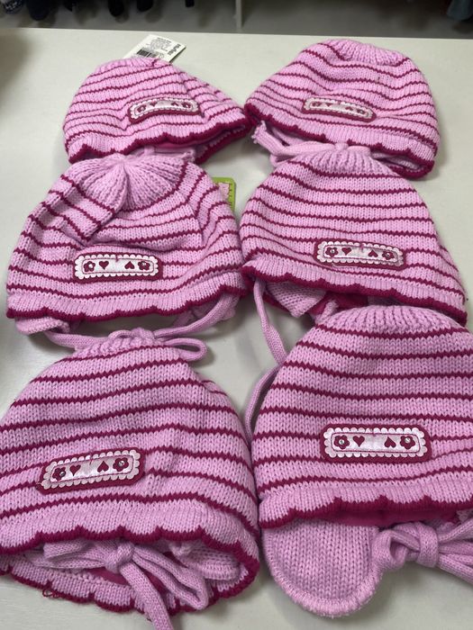 Отдам бесплатно шапки на девочку