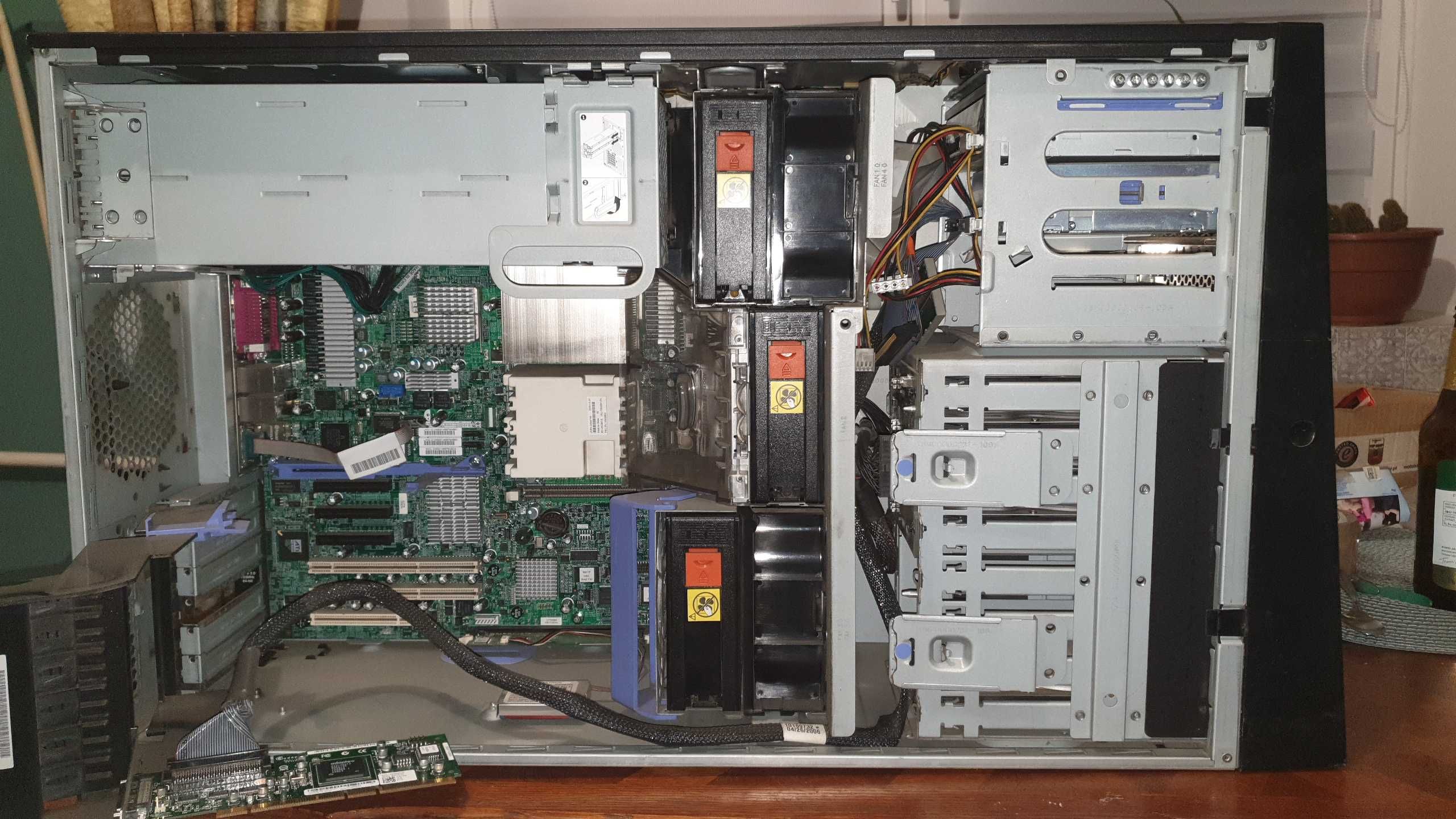 IBM X3400: Xenon 5130-2GHz, DAT 72, SCSI ADAPTEC,160GB