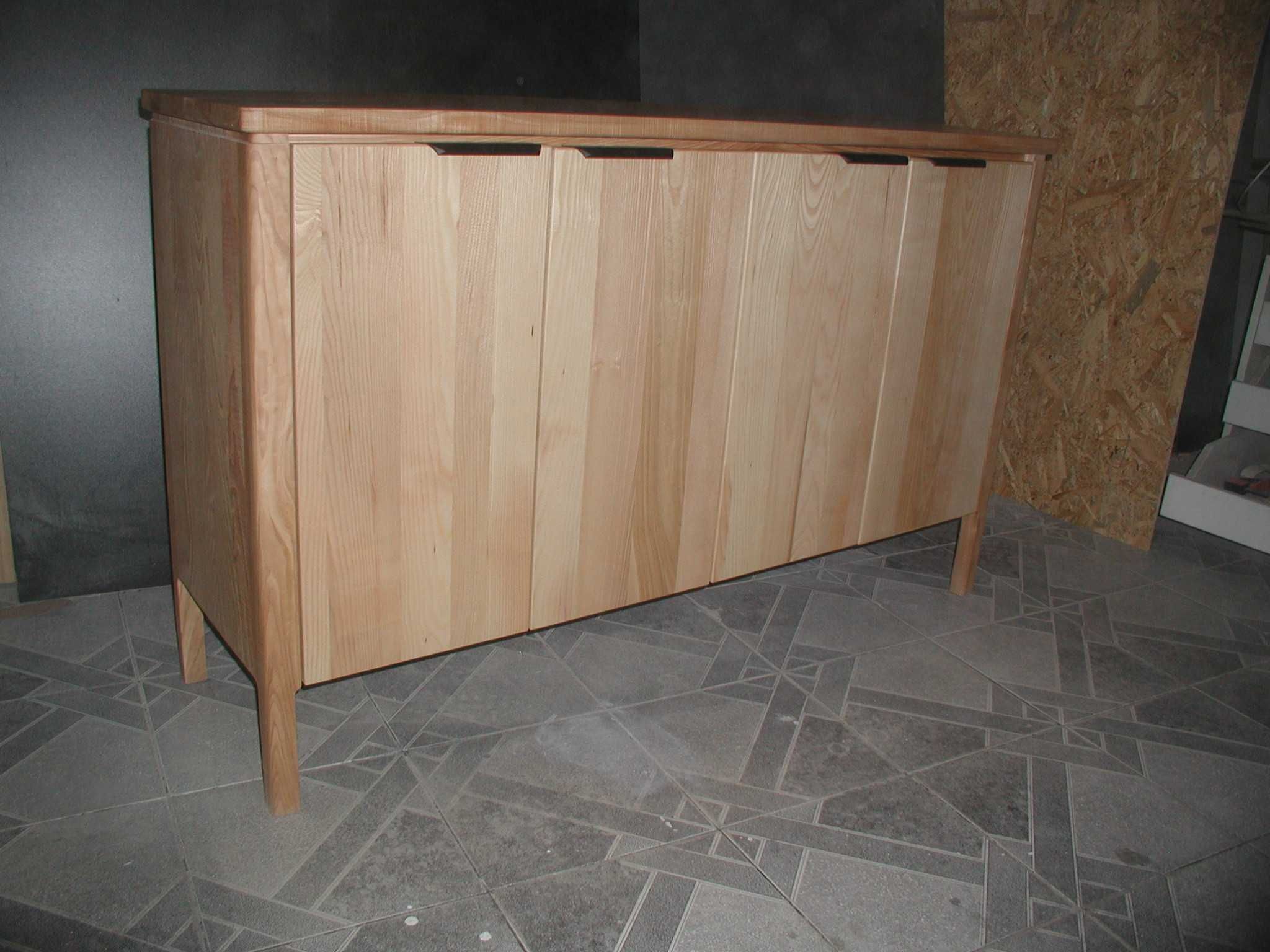 Nowa, ręcznie robiona komoda z litego drewna jesionowego