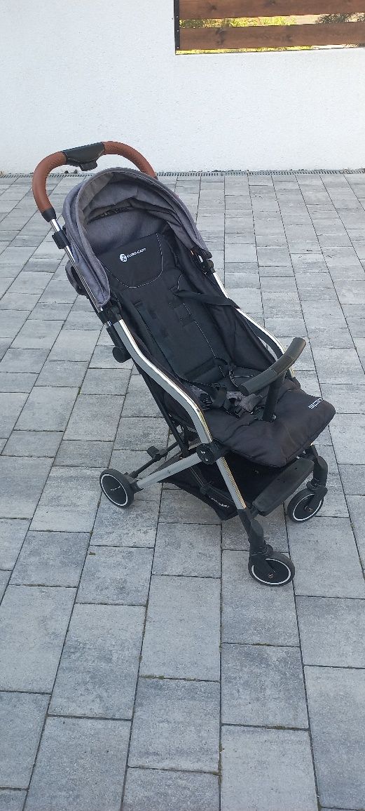 Maly, lekki, kompaktowy wózek spacerowy