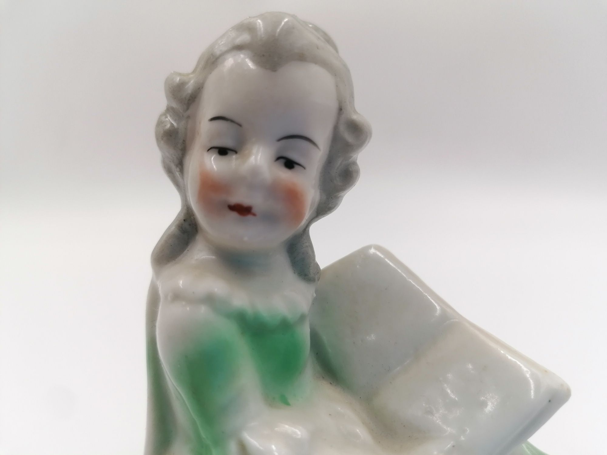 Śliczna stara porcelanaowa numerowana figurka damy z książką