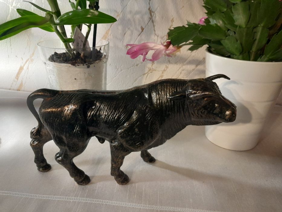 Skarbonka żeliwna figurka dużego byka