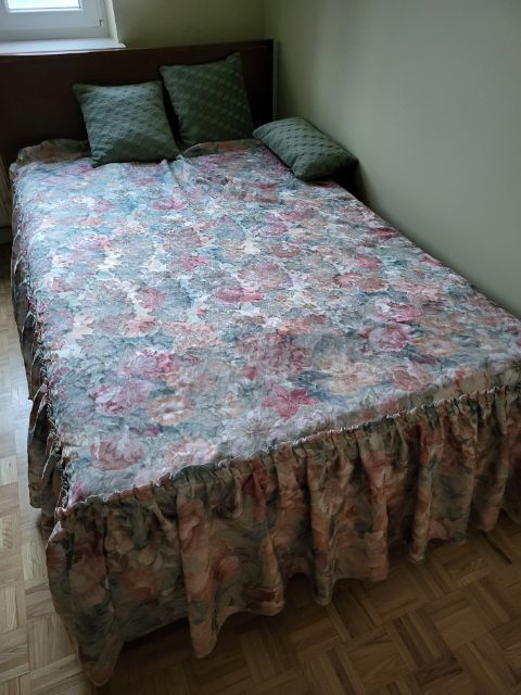 łóżko z regulowanym stelażem i materac